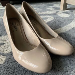 Life Stride Women’s Nude Pumps Size 7